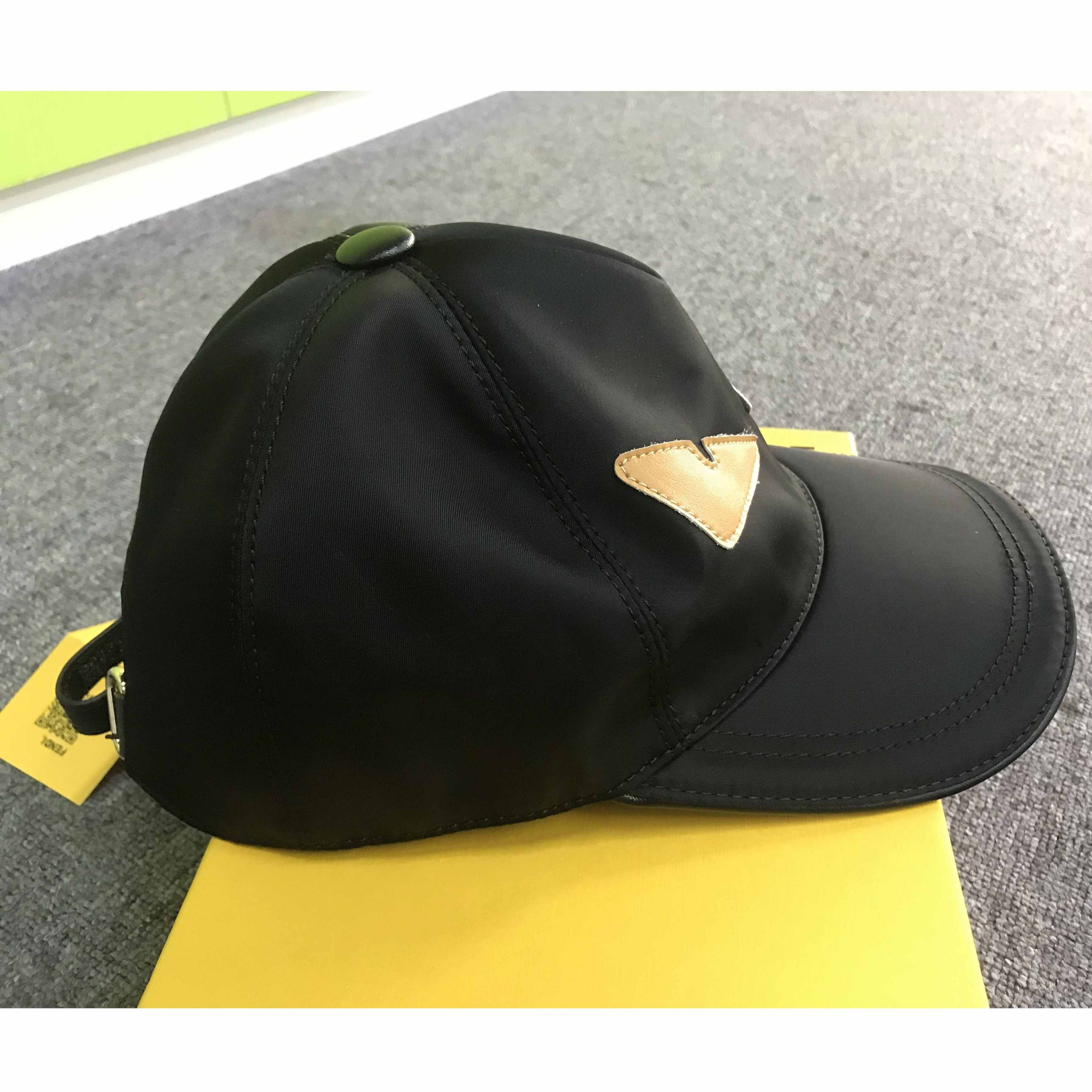 olcson Fendi Yellow Bag Bugs Eyes Hat elado Uzlet utanzat budapest replika Gucci cipo Chanel ov Marc Jacobs szandal Alexander Wang webshop